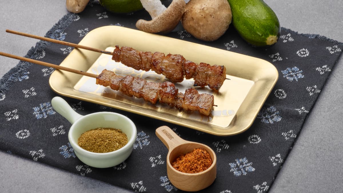 「秘製牛排串」手切牛排肉，以老王秘製烤肉醬炙烤至外香裡嫩。（圖片來源：老王炸烤）