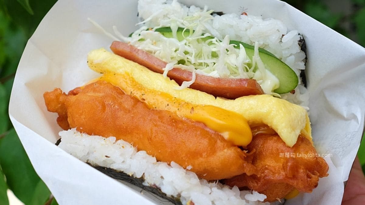 裡面包了煎蛋、起司醬、小黃瓜、高麗菜絲、午餐肉，還有超大一塊炸雞腿排。（圖片來源：蹦啾謝蘿莉）
