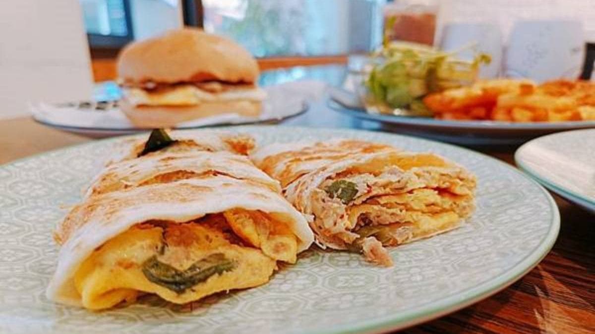 泰式香料香氣十足，內餡用料大方，千層餅皮酥脆可口。（圖片來源：舒愛吃愛玩樂的世界）