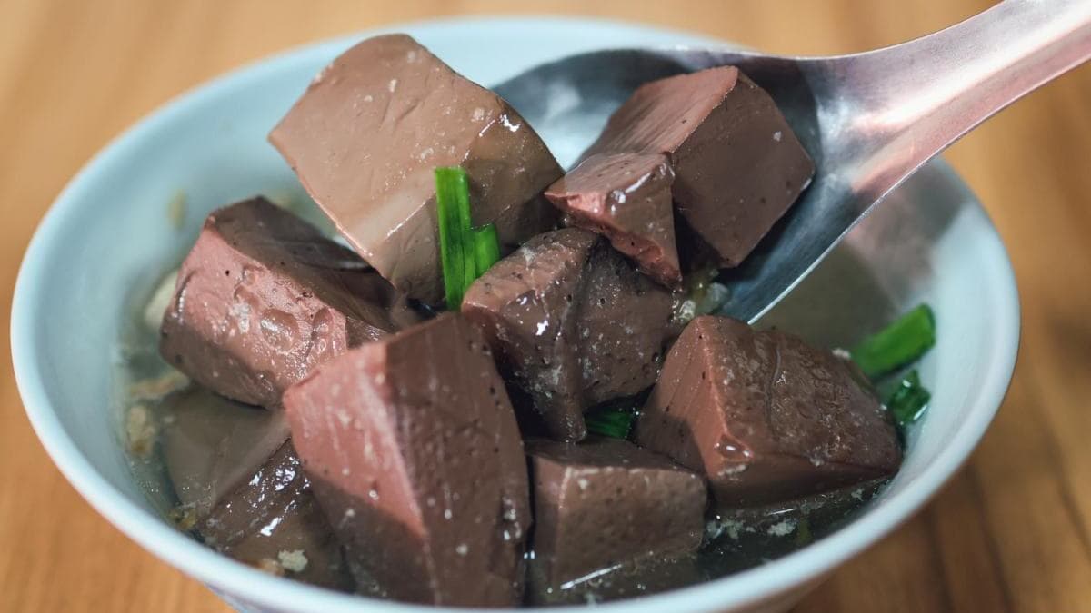 北港人早餐就是煎盤粿加上豬血湯。（圖片來源：鯊魚大口咬）