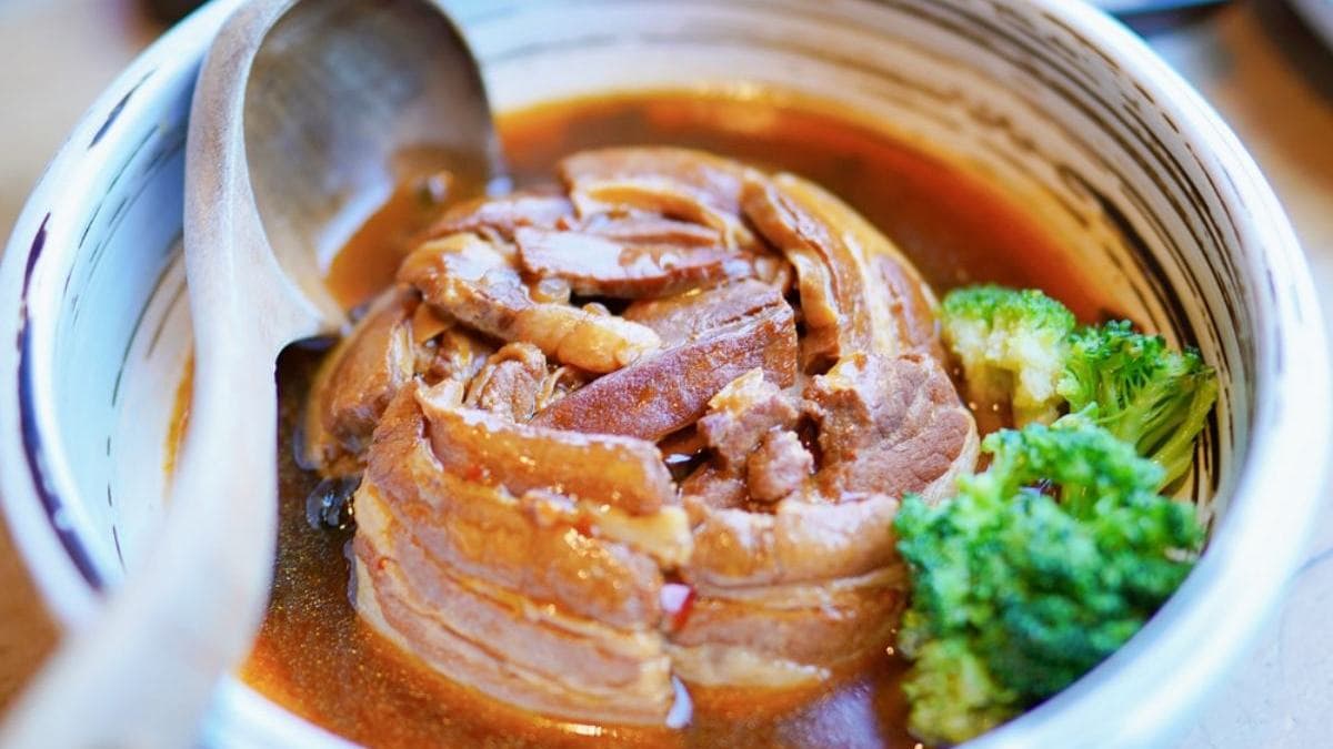 梅干扣肉滷到相當入味。（圖片來源：涼子是也）
