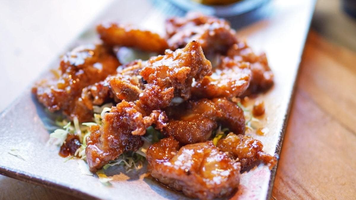 炸過的小排肉質口感有彈性，紫蘇梅醬完整包覆。（圖片來源：涼子是也）