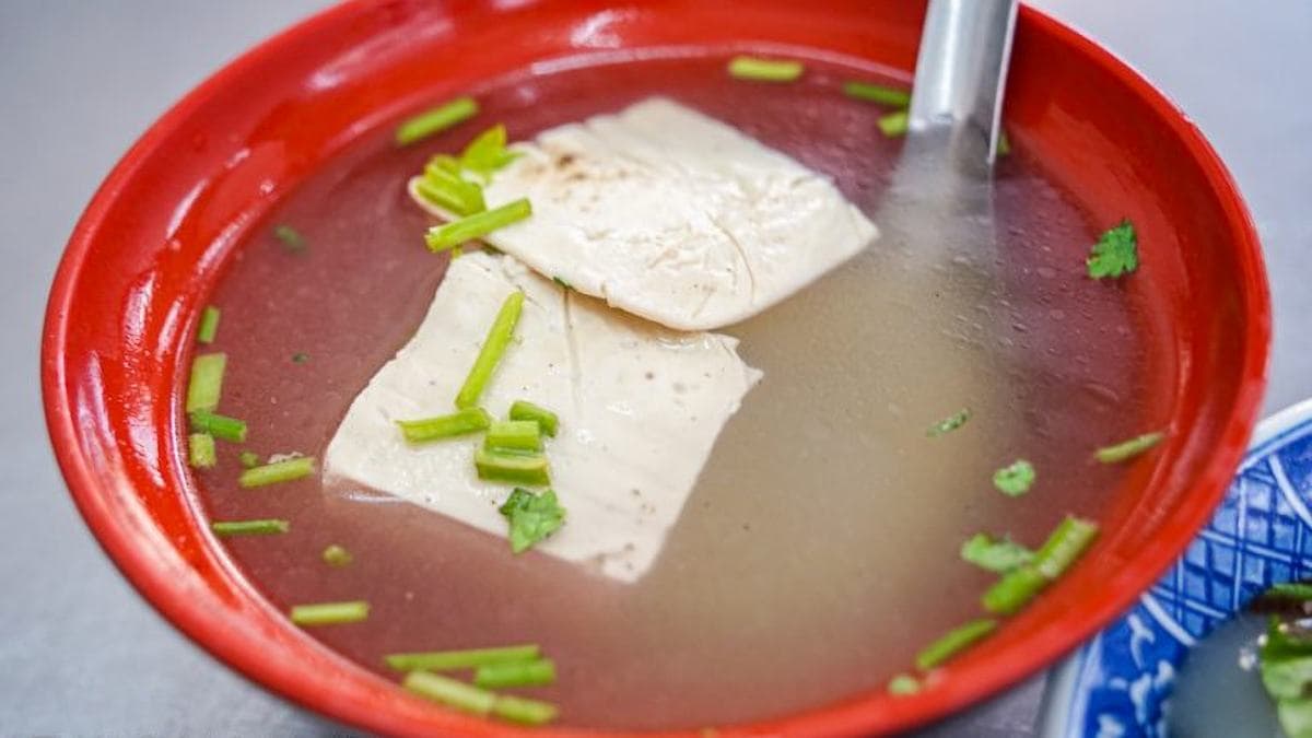 豆腐湯湯底是比較清甜的大骨湯底，撒上胡椒粉、香菜末。（圖片來源：螞蟻幫的櫥櫃）