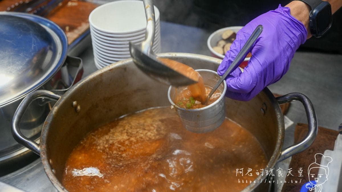 老闆會把秘製醬汁、蔥花以及辣椒放在小杯子裡攪拌，再倒入碗中。（圖片來源：阿君的玩食天堂）