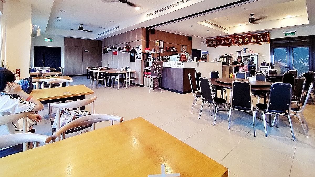 餐飲用餐空間明亮乾淨，落地窗讓海景與遊客距離更近。（圖片來源：Daphne 探索生活趣）