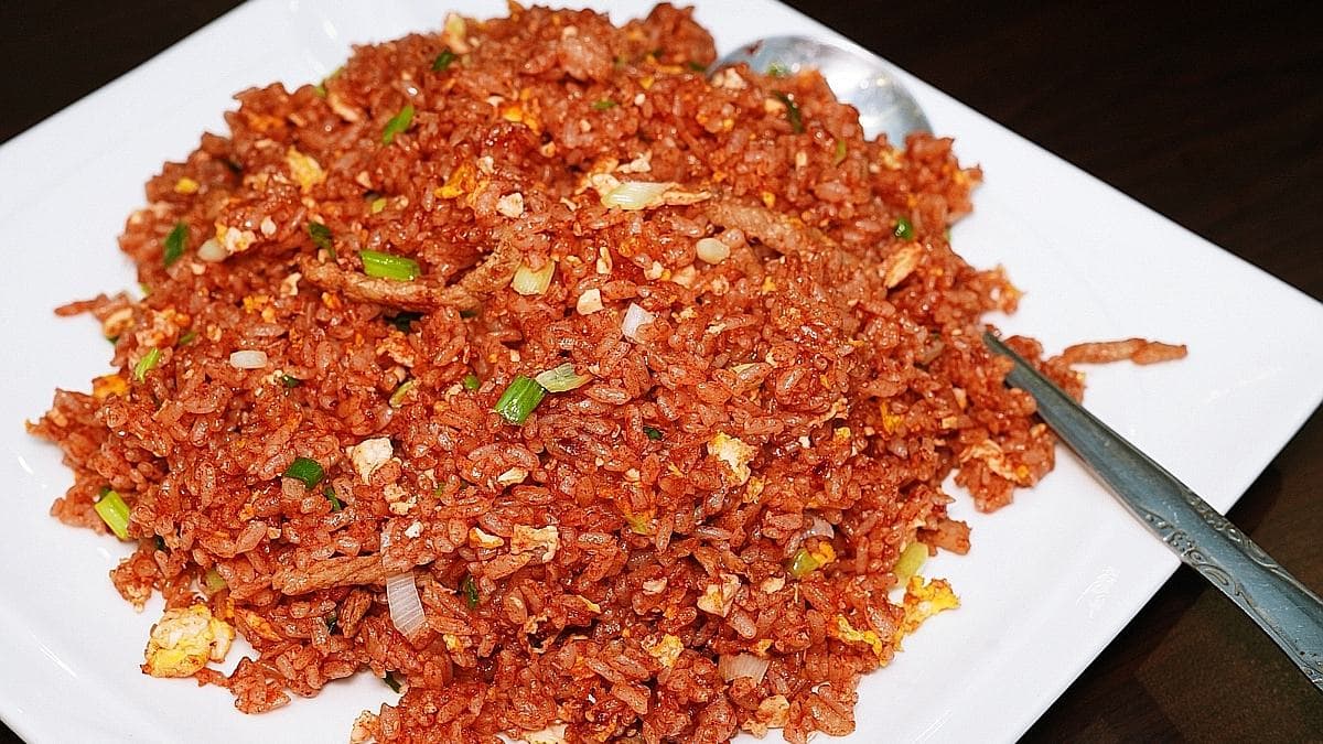 紅糟炒飯鬆散不油，吃起來有微酸、甜的紅糟味。（圖片來源：Daphne 探索生活趣）
