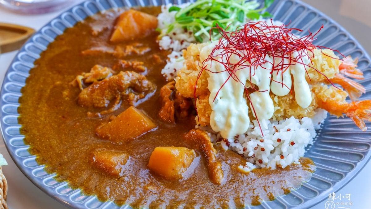 咖哩醬濃郁豬肉軟嫩香滑，搭配金黃酥香的炸蝦，相當可口。（圖片來源：陳小可的吃喝玩樂）