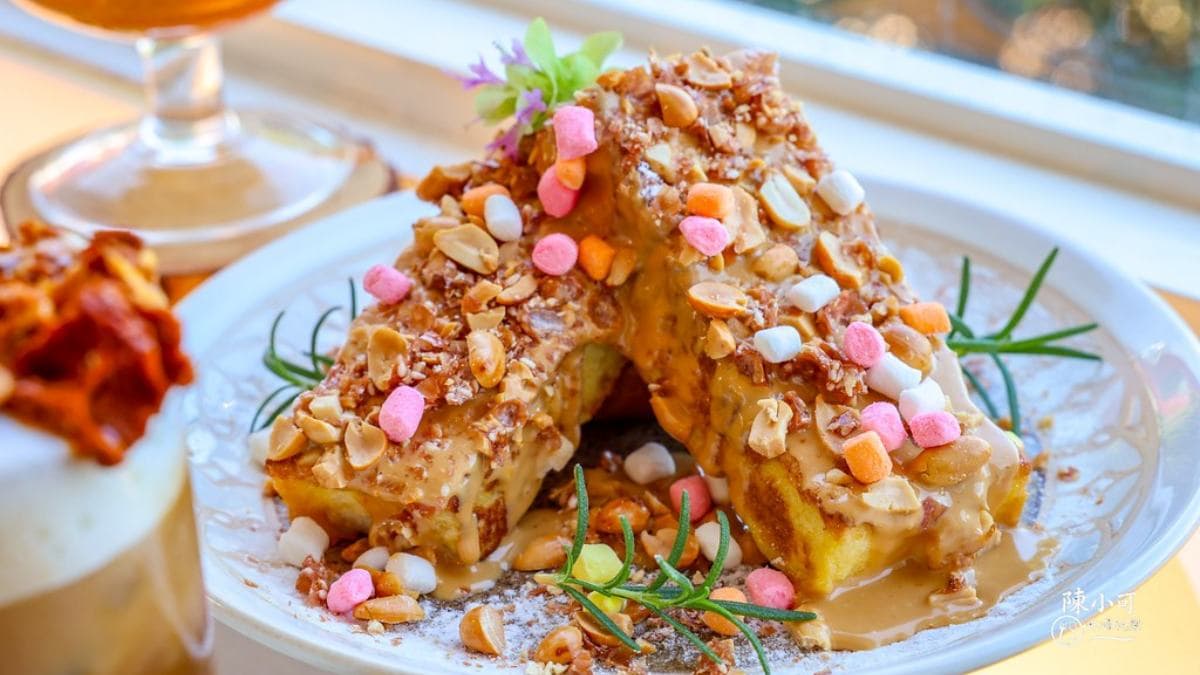 法式吐司淋上香濃花生醬、酥脆花生碎和繽紛棉花糖，甜點控狂喜。（圖片來源：陳小可的吃喝玩樂）