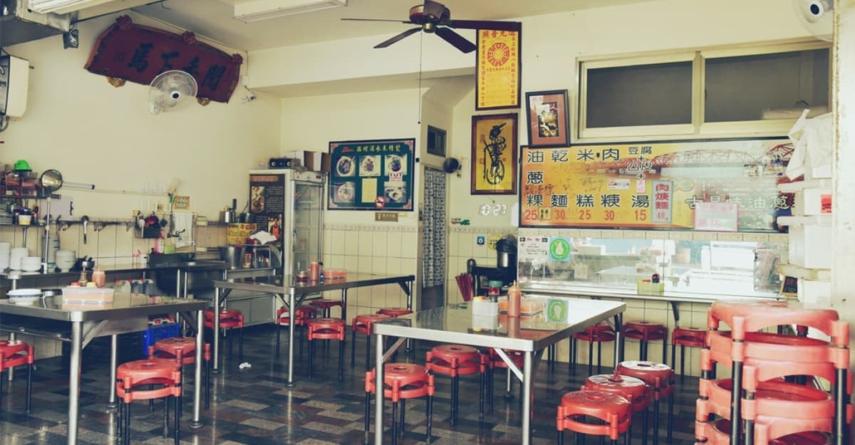 店內環境樸實無華，餐點也都是銅板價。（圖片來源：俺是老終吃很胖）
