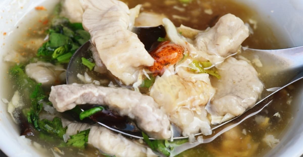 用肉條製成的肉羹湯配上油蔥粿，是老饕推薦的最佳組合。（圖片來源：俺是老終吃很胖）