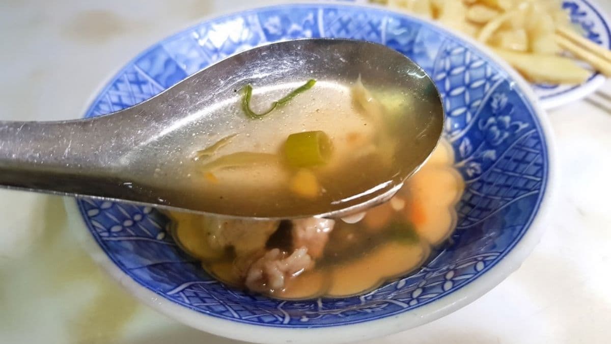 肉羹湯裡面有酸菜是別的地方沒吃過的。（圖片來源：專業噗嚨共Miso吃走）