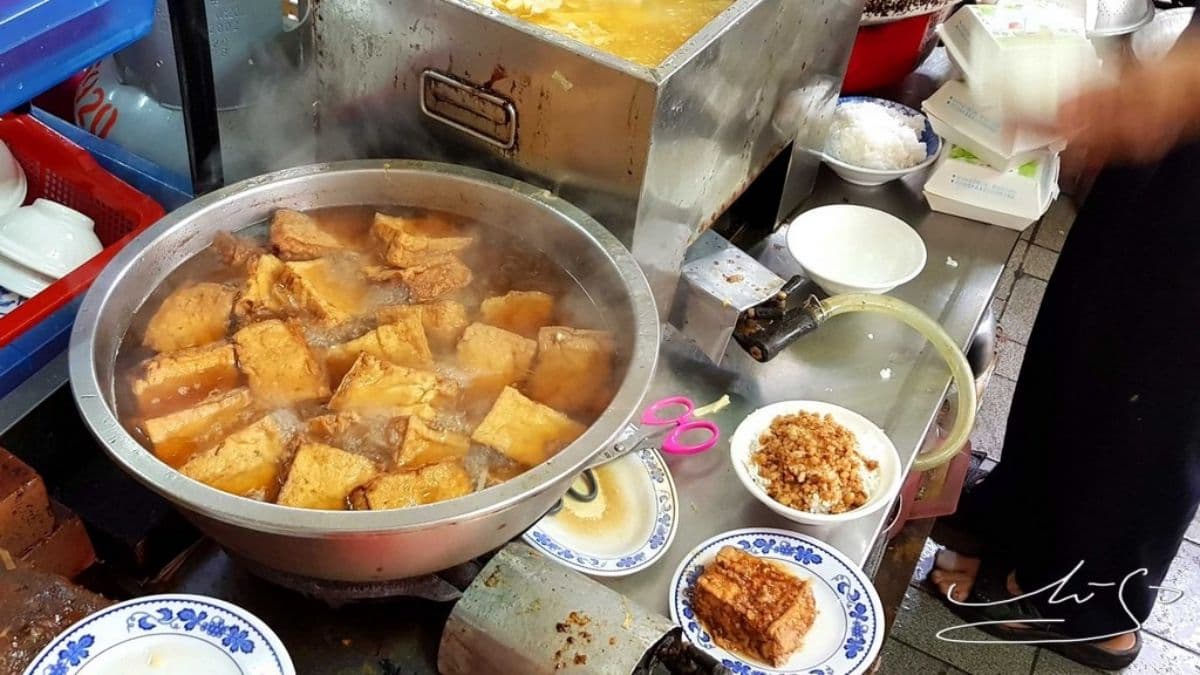 到滿滿肉燥、滷的色澤均勻的油豆腐上面淋上肉燥，感覺不錯。（圖片來源：專業噗嚨共Miso吃走）