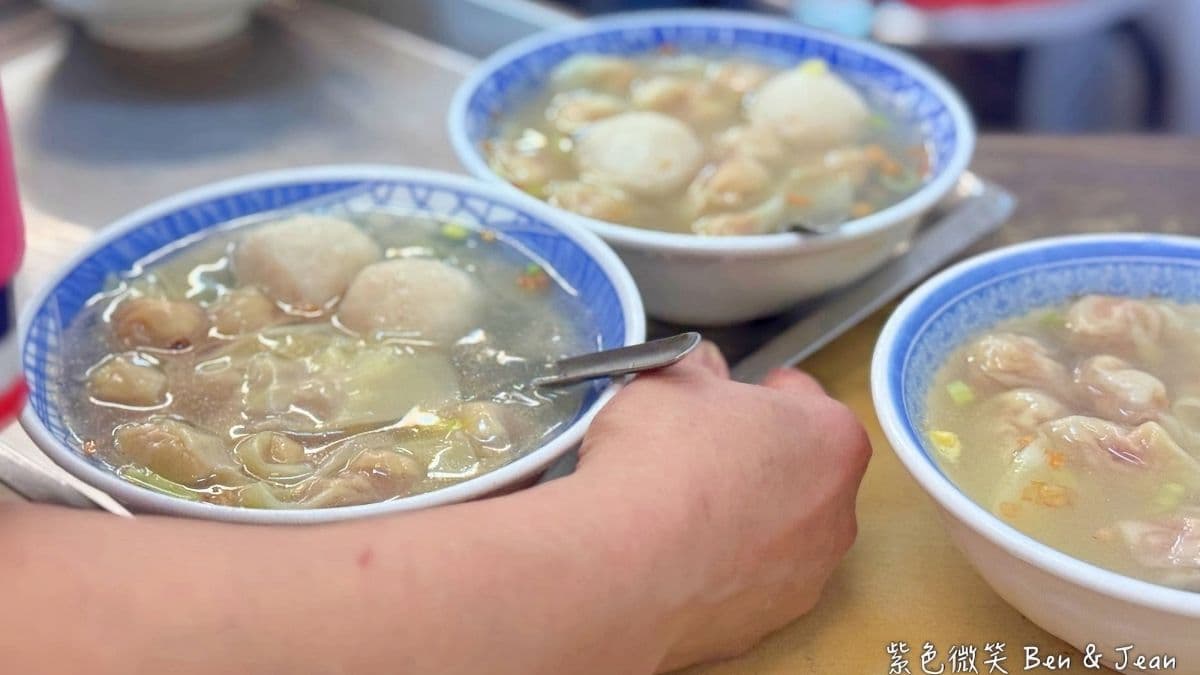 大骨湯加上魚丸、餛飩，一碗就可以吃到兩種美味。（圖片來源：紫色微笑 饗樂生活）