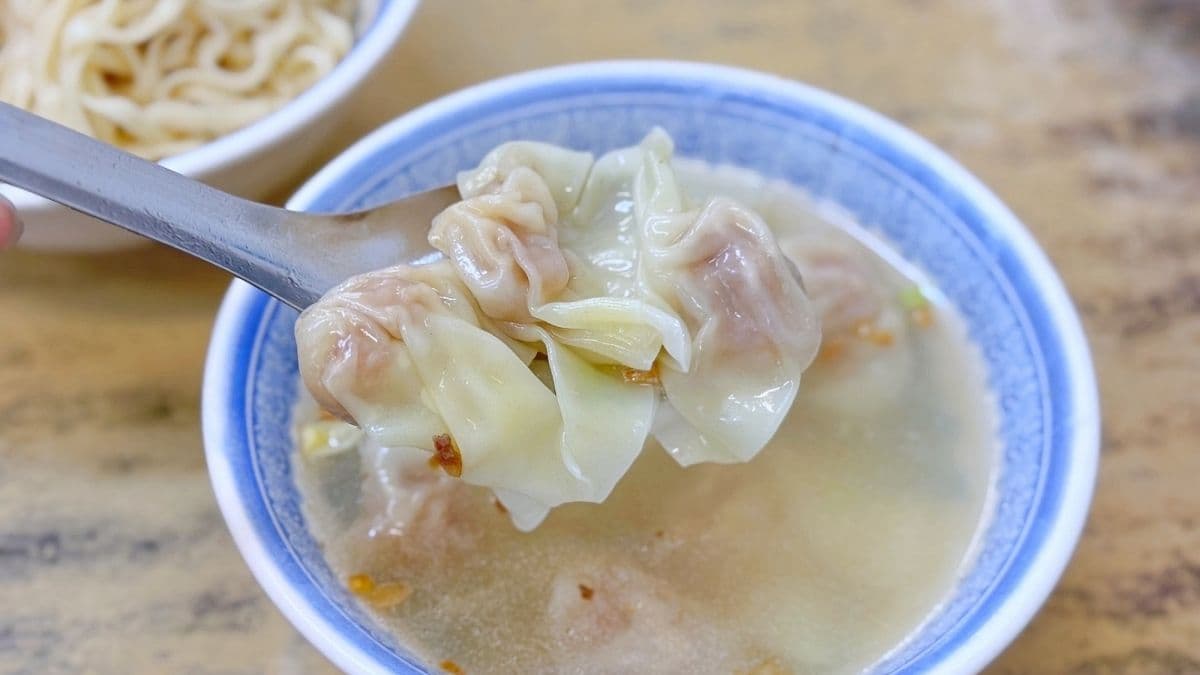 餛飩湯沒有多餘的花俏，只有實實在在吃到溫暖。（圖片來源：紫色微笑 饗樂生活）