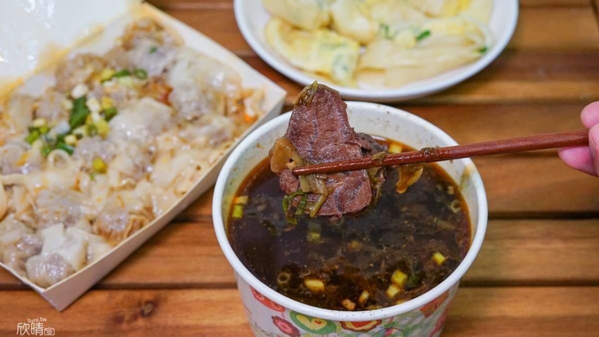 牛肉湯裡面有4大塊牛肉，加入不少蔥花、酸菜佐料。（圖片來源：美食旅遊生活分享。欣晴）