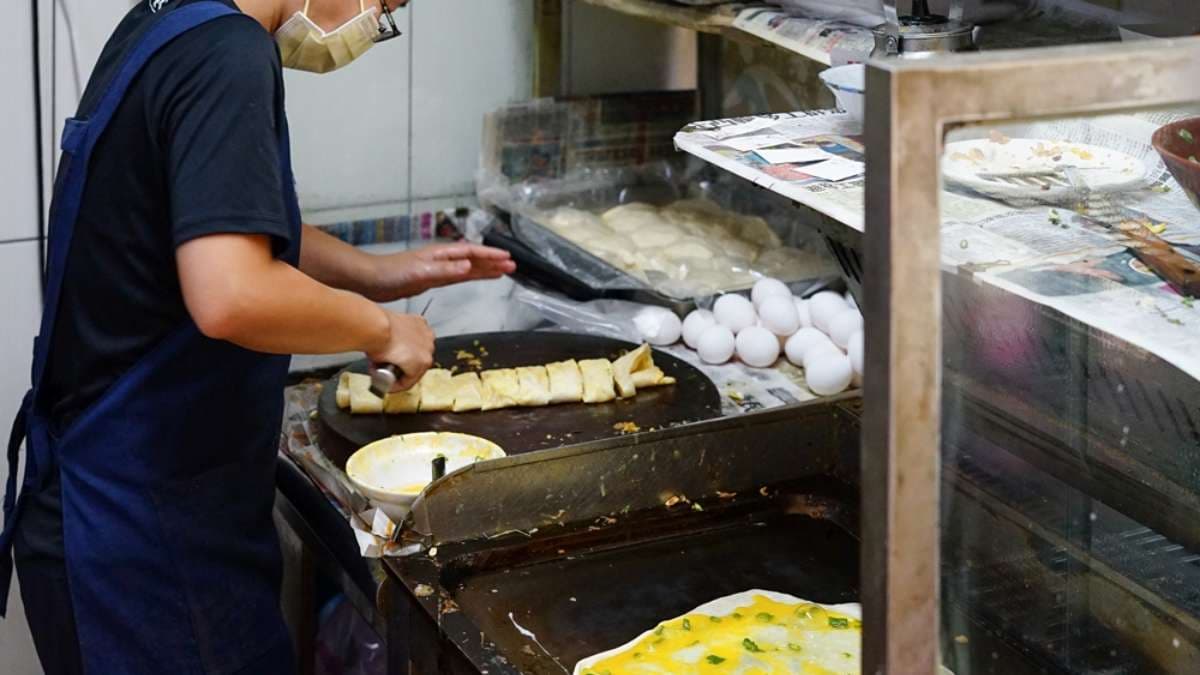 砧板上的蛋餅其實是一份，真的比別間早餐店都大份。（圖片來源：美食旅遊生活分享。欣晴）