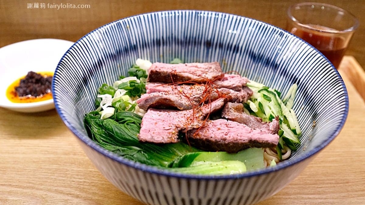 舒肥嫩肩牛排沙茶乾拌麵，每日限量。（圖片來源：蹦啾♥謝蘿莉）