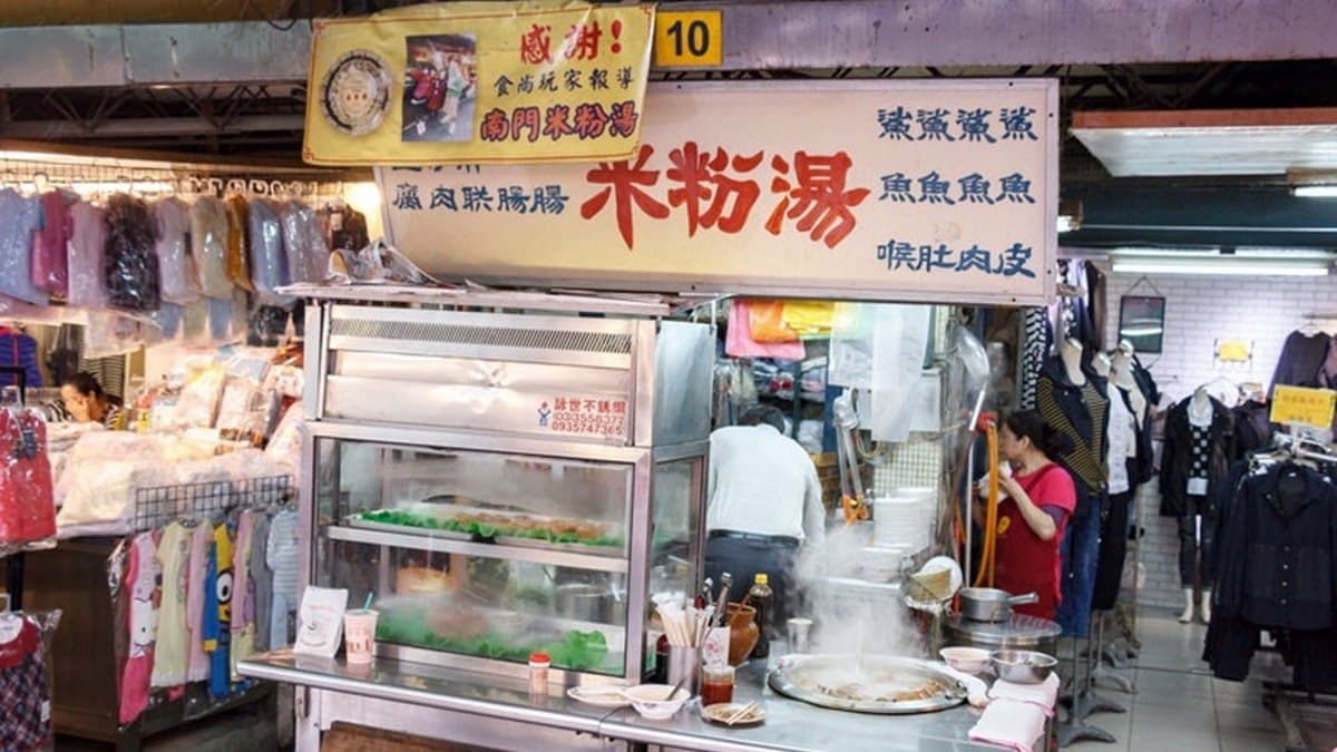 攤車上的爐子裡面有著熱呼呼的大骨米粉湯。（圖片來源：愛伯特）