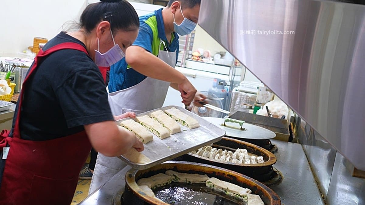 共有五個爐，三個爐都在煎大陸餅。（圖片來源：蹦啾♥謝蘿莉）