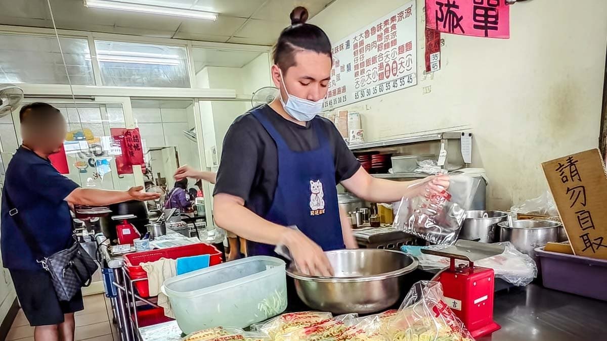 店員會先秤重再包裝。（圖片來源：阿綿吃Fun最大）