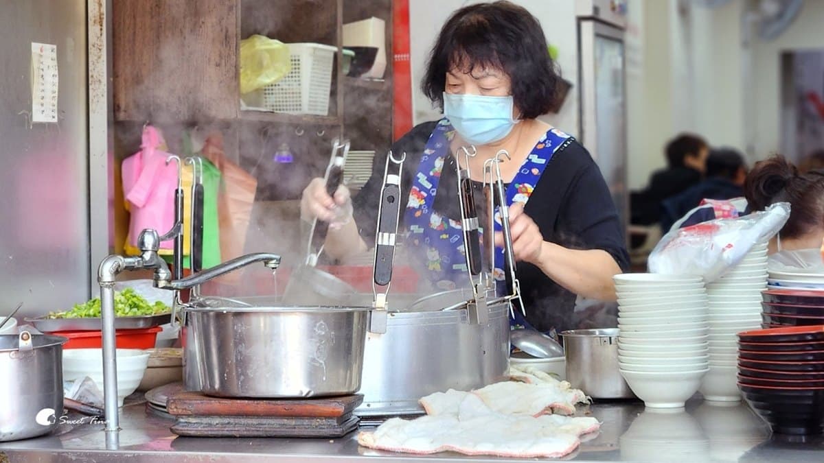 老闆煮麵的手從沒停過。（圖片來源：Sweet Tina 樂在生活分享）