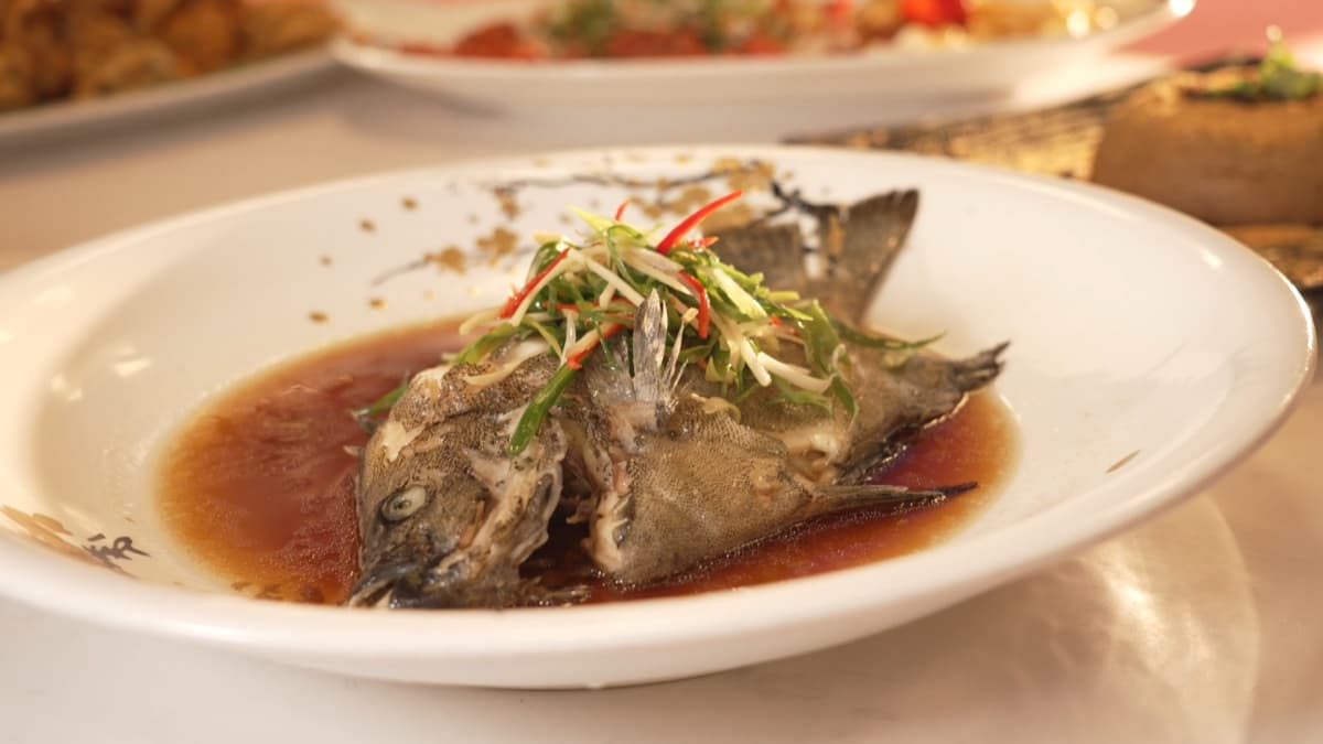 清蒸龍虎斑上桌最見功力，魚肉細緻帶彈性、膠質豐厚，調味收得清爽。