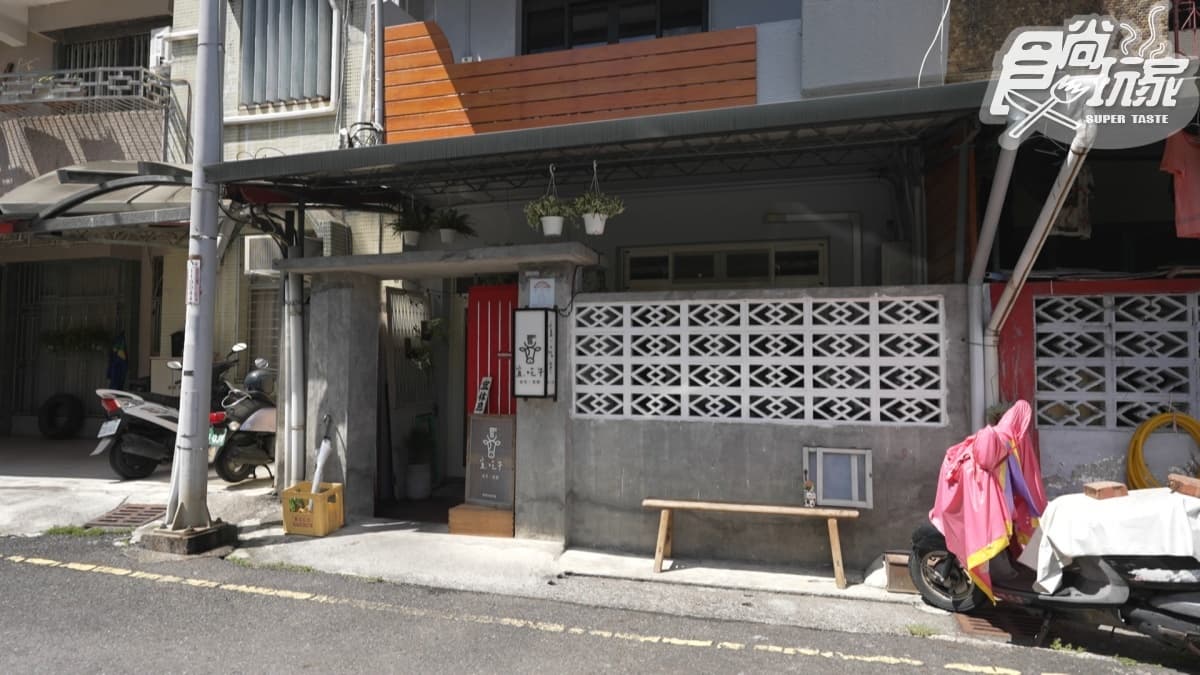 一踏進店門，牛肉湯的濃香立刻迎面而來。