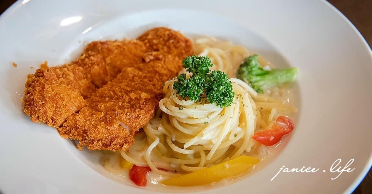 豬排義大利麵搭配香濃夠味的白醬，很受大小朋友歡迎。（圖片來源：潔妮食旅生活）