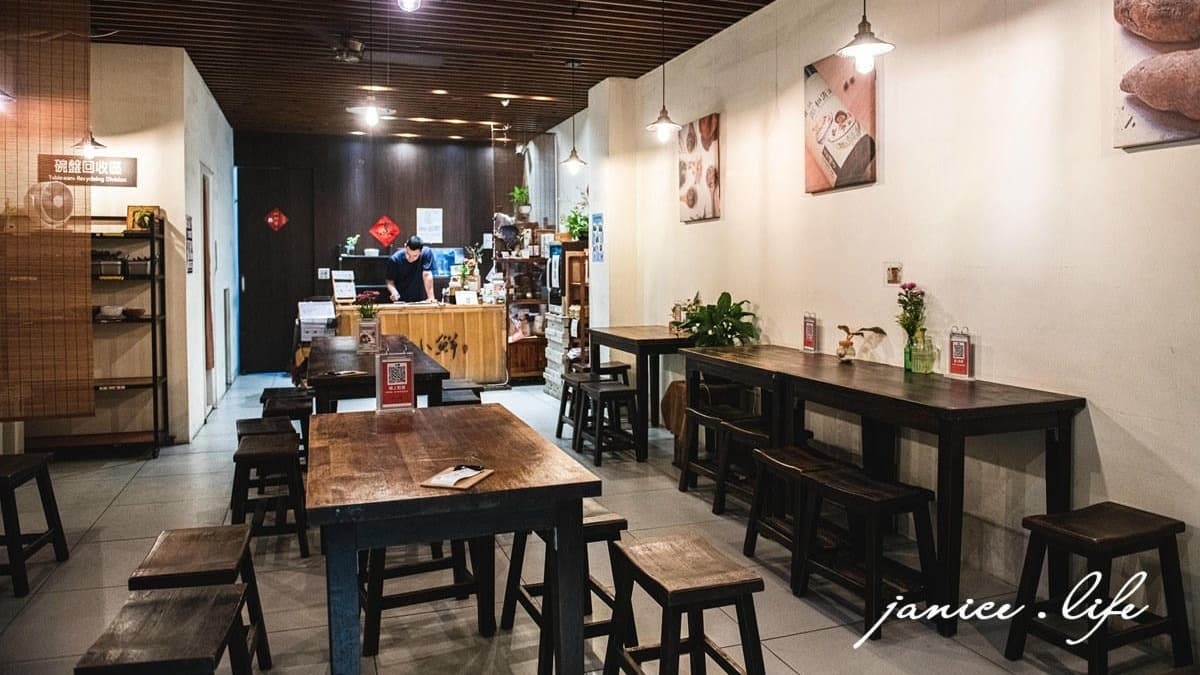 室內座位是復古的木桌長凳。（圖片來源：潔妮食旅生活）