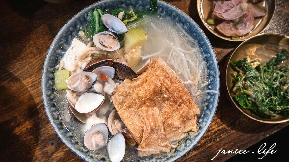 使用了整整半斤的口湖蛤蠣，讓湯頭鮮美爽口。（圖片來源：潔妮食旅生活）