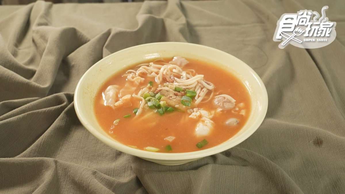「颱風麵」加入茄汁鯖魚罐頭，湯頭帶有迷人的香氣。