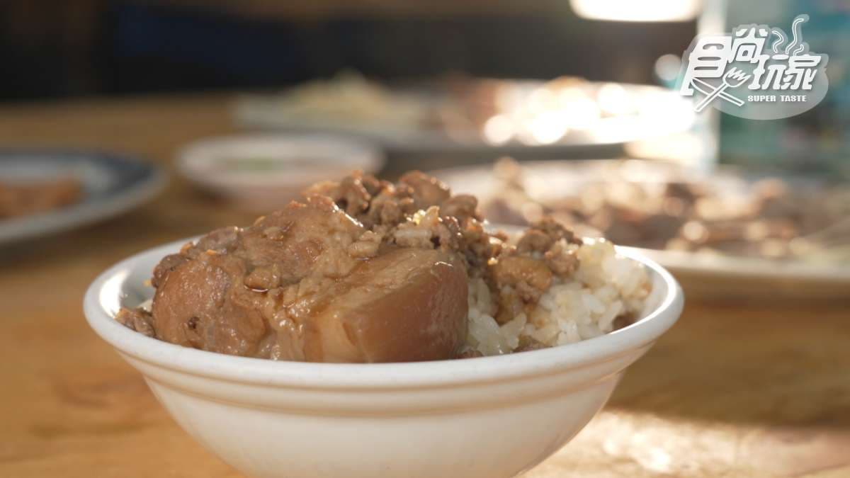 「爌肉飯」很嫩Q，讓人忍不住一口接著一口。