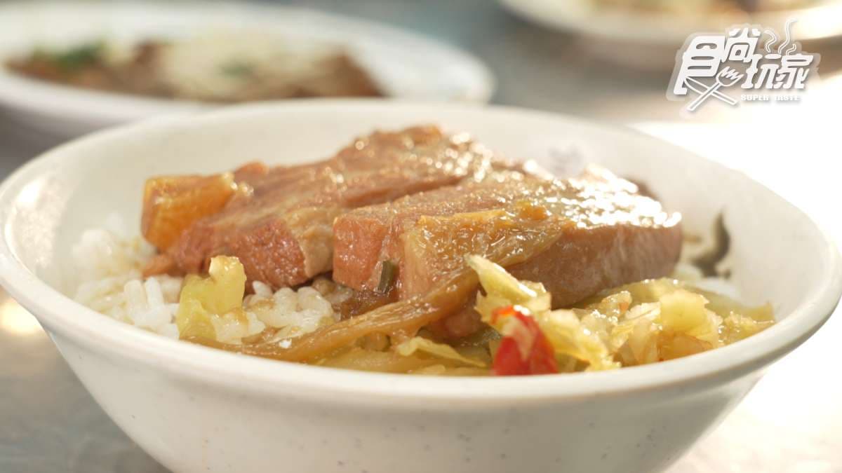 「焢肉飯」的肉很多汁，讓人忍不住一口接著一口。