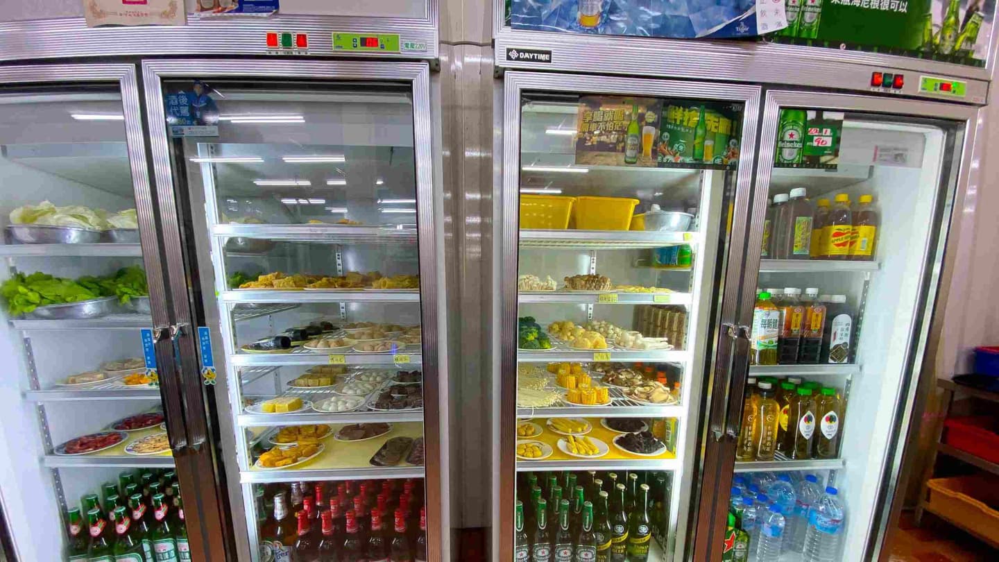 兩大台對開冰箱放置各式菜盤配料，用取托盤自己拿，結帳是以算盤子計價。（圖片來源：台南好Food遊）