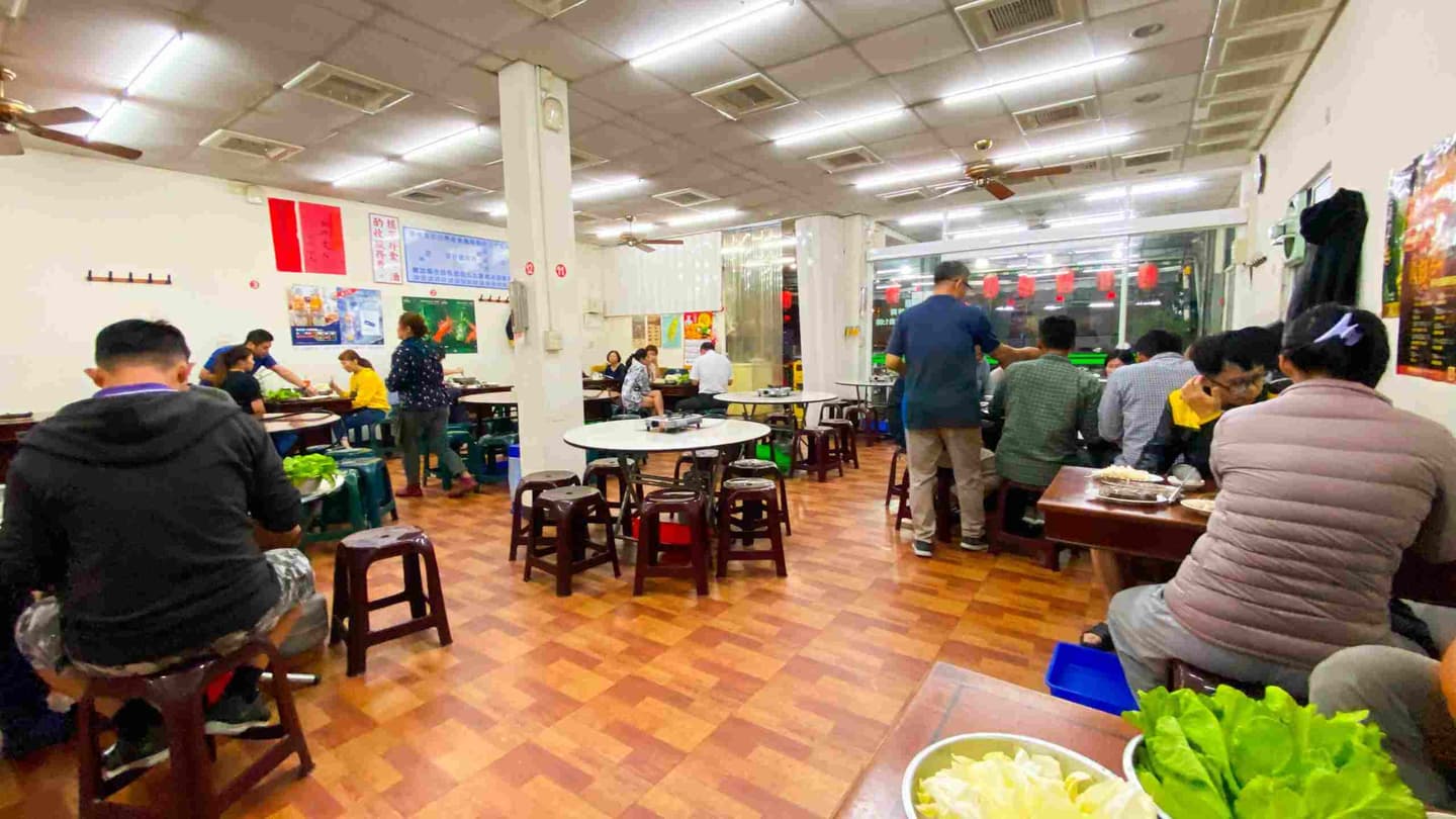 「台中薑母鴨」的用餐環境與一般薑母鴨店差異不大，但算是很寬敞。（圖片來源：台南好Food遊）