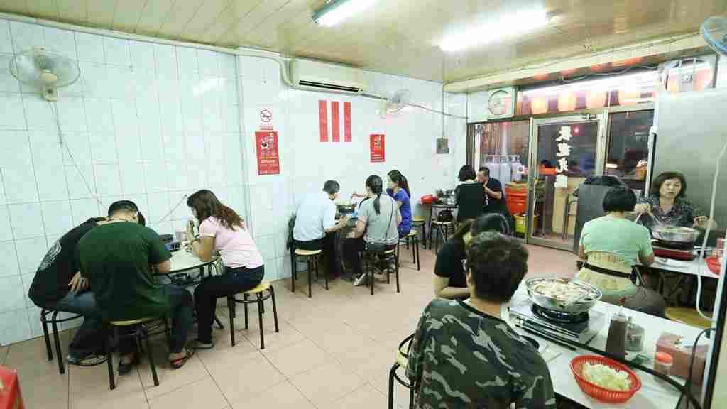 名村風味薑母鴨店有兩個店面連在一起，以圓桌擺設接待客人。（圖片來源：熱血玩台南。跳躍新世界）
