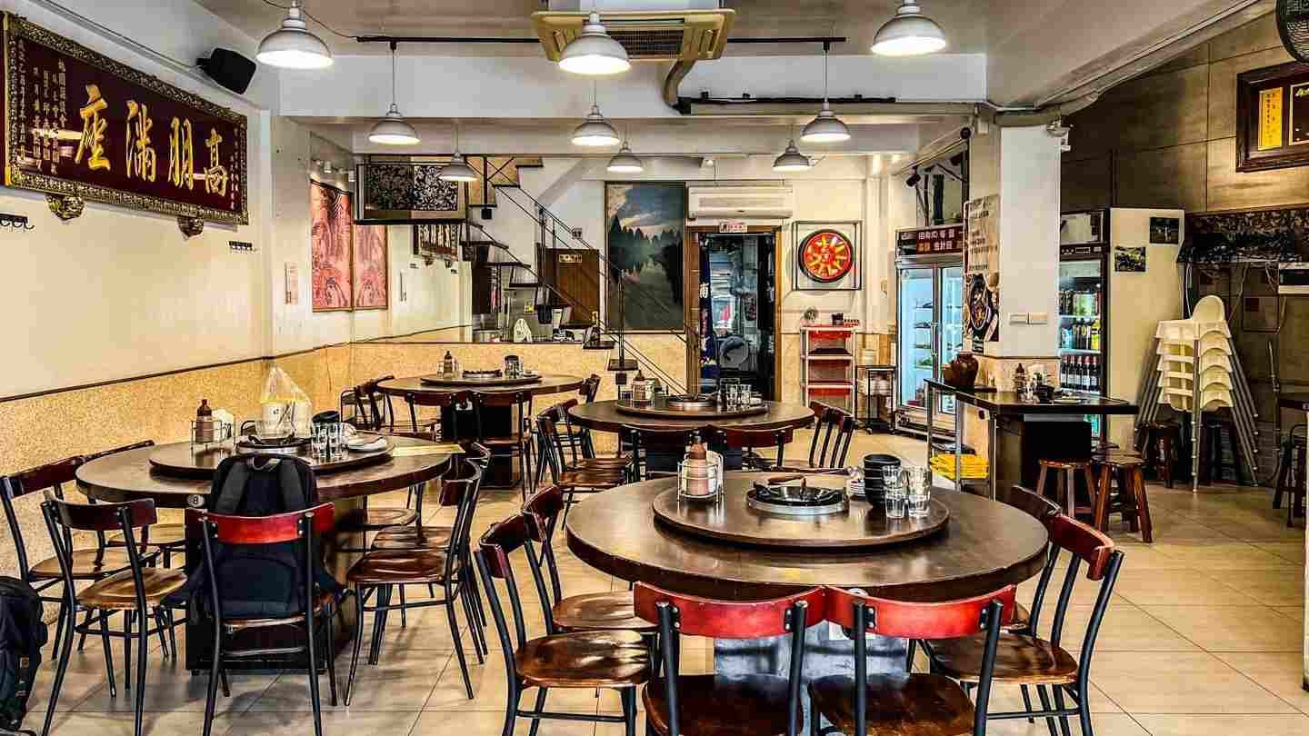 阿忠溫體羊肉店的用餐區寬敞舒適又明亮。（圖片來源：大手牽小手。玩樂趣）