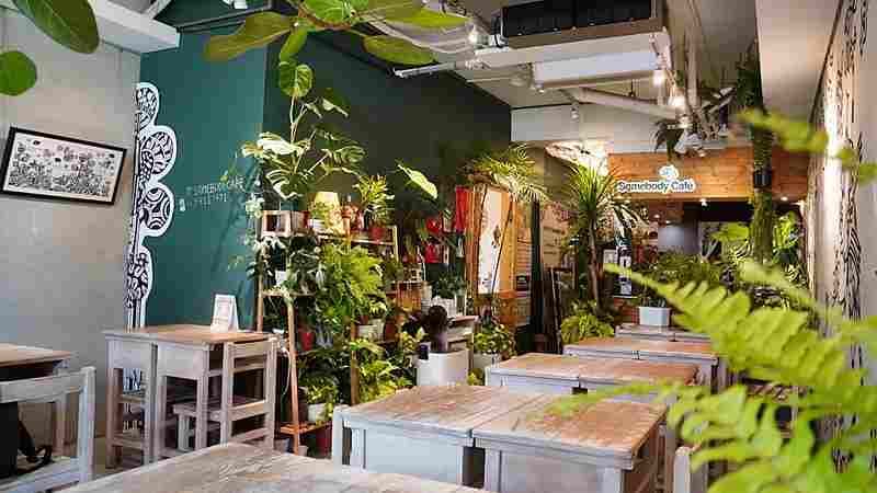 木咖以木頭色調為主，搭配植栽、鐵花窗，溫暖又放鬆。（圖片來源：PEKO の Simple Life）