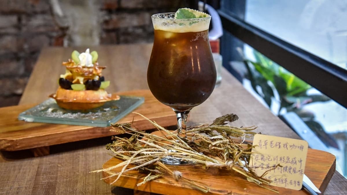 青草茶咖啡和季節限定的綠葡萄鬆餅。（圖片來源：ELSA菲常好攝）