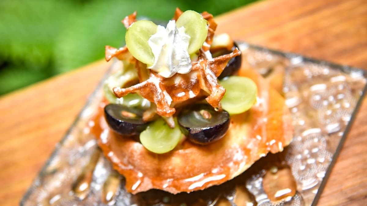淋上蜂蜜和奶油的綠葡萄鬆餅，吃起來帶著點香酥的口感。（圖片來源：ELSA菲常好攝）