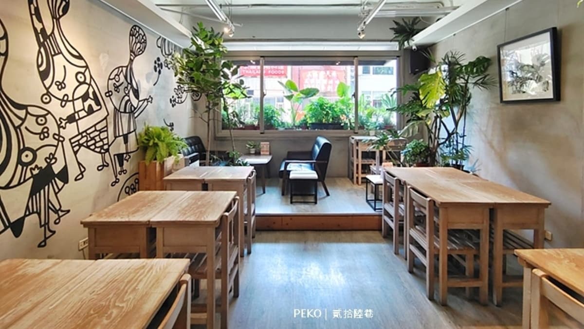 座位很特別，是求學時期坐的課桌椅，復古又懷舊。（圖片來源：PEKO の Simple Life）