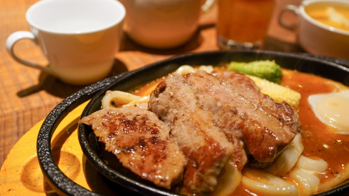 特級紐約客牛排是inn café的招牌品項。（圖片來源：猴子【東】遊記）