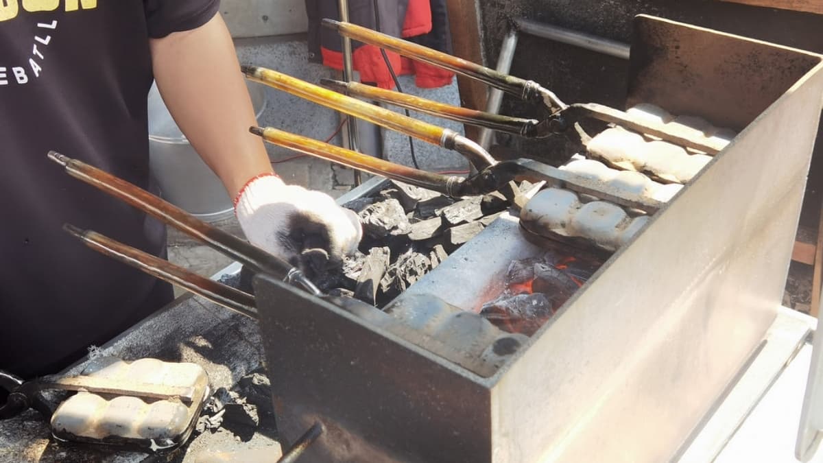 特製鴨蛋糕烤具加上傳統炭火，讓鴨蛋糕多了一份古早味。（圖片來源：DARREN蘋果樹旅遊玩樂誌）