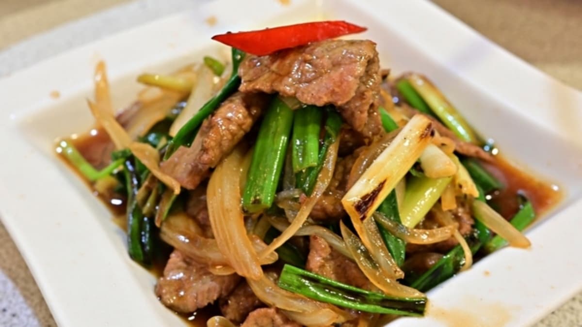 提供牛肉料理快炒，招牌蔥爆牛肉片。（圖片來源：吳大妮的生活筆記本）