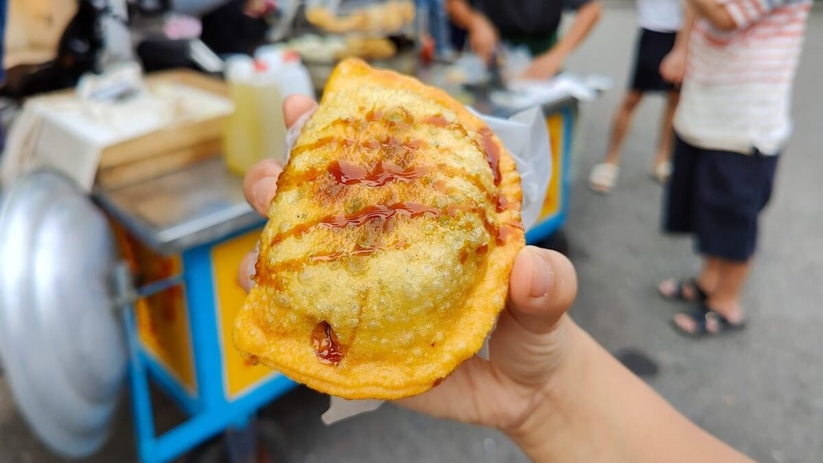 現炸熱騰騰韭菜盒子，非常金黃酥脆。（圖片來源：鯊魚大口咬）