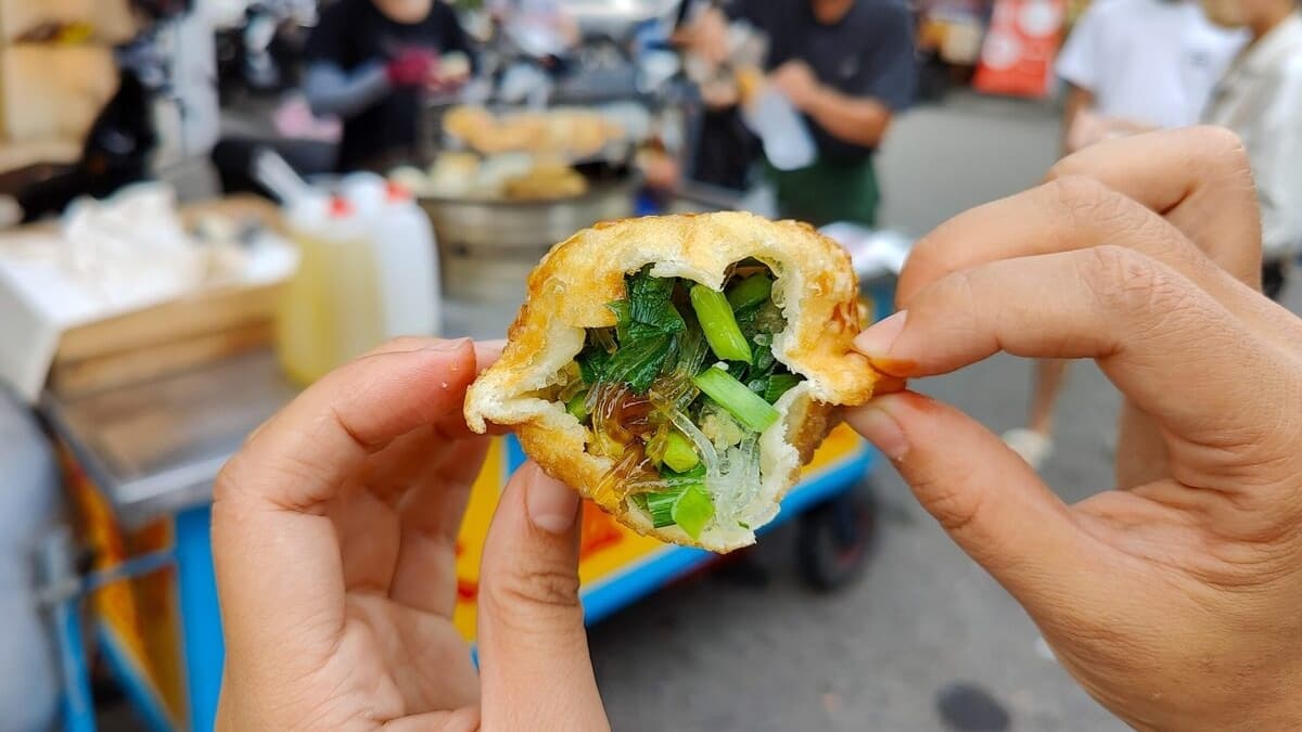滿滿的韭菜及冬粉非常飽滿，還有些許肉末湌摻在裡頭。（圖片來源：鯊魚大口咬）