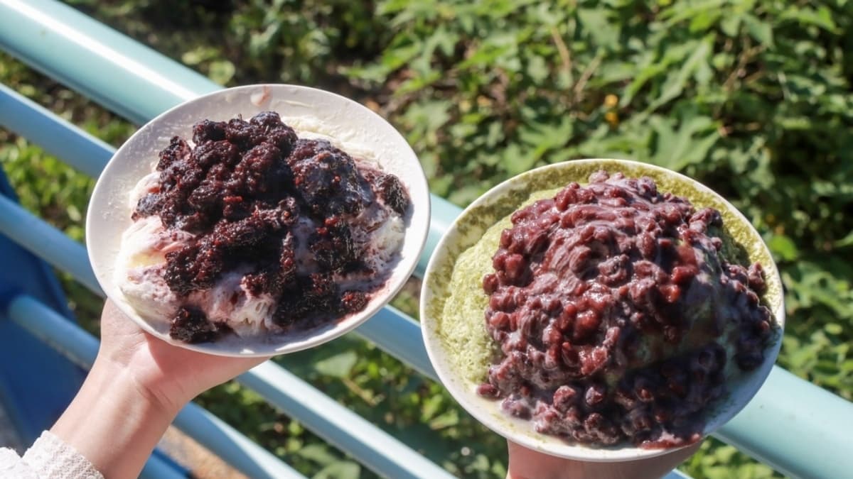 烏鬼雪花冰以及抹茶紅豆雪花冰，用料很大方整個滿出來。（圖片來源：GO阿綸@旅人狂潮）