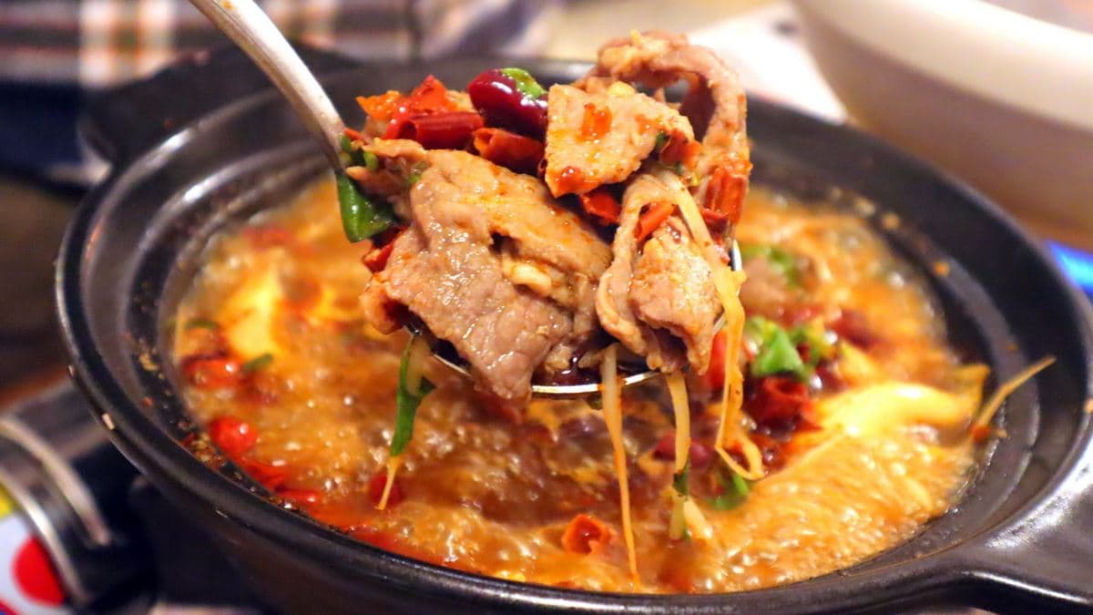 「川味水煮牛」牛肉超軟嫩，且牛肉分量給得很多。（圖片來源：猴屁的異想世界）