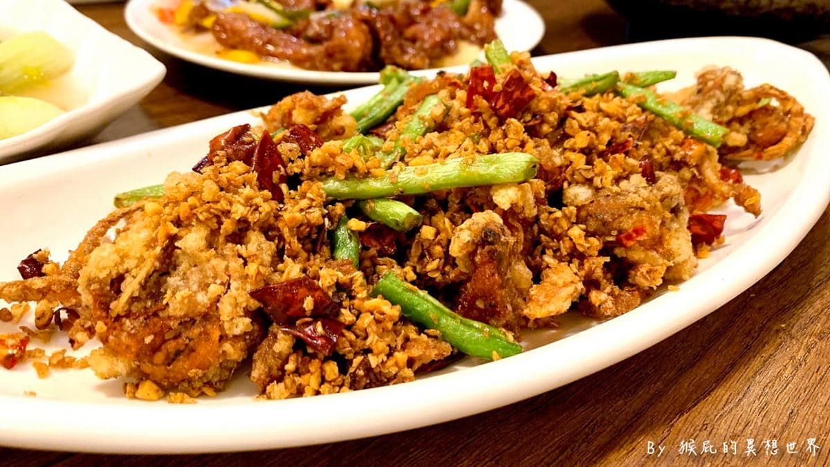 「避風塘軟殼蟹」炸得外皮酥脆、蟹肉鬆軟。（圖片來源：猴屁的異想世界）