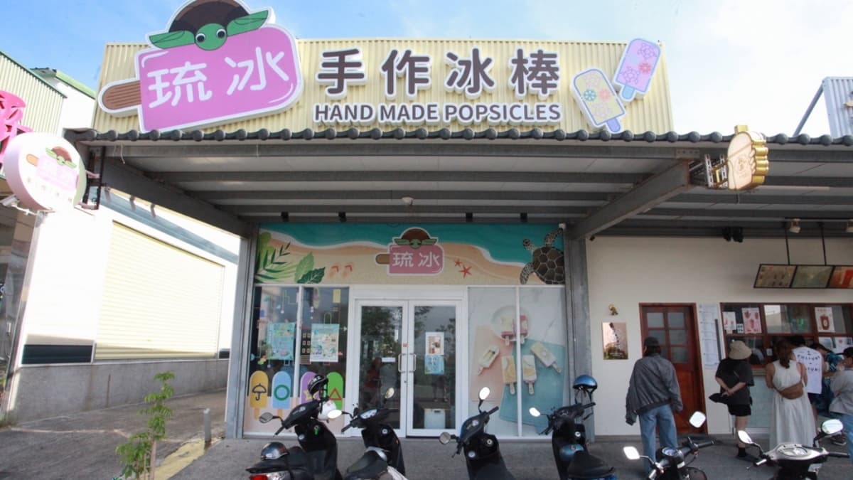 位在杉板路上鐵皮屋店面很顯眼。（圖片來源：樂天小高の美食之旅）